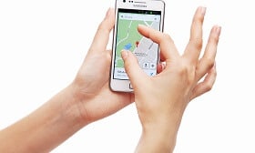 יד מנווטת בסמארטפון על גוגל מפות - כהמחשה למיקוד גיאוגרפי